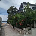 Ground Floor 50m From Back Entrance דירה