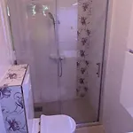 Ground Floor 50m From Back Entrance דירה *