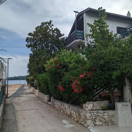 Ground Floor 50m From Back Entrance Apartment