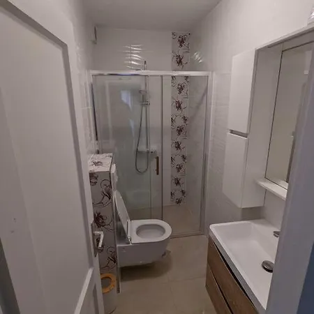 Ground Floor 50m From Back Entrance Apartment