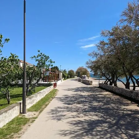 Ground Floor 50m From Back Entrance סרימה