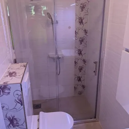 Ground Floor 50m From Back Entrance Apartment *