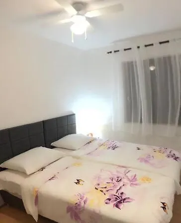 Ground Floor 50m From Back Entrance * סרימה