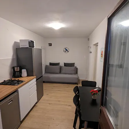 Ground Floor 50m From Back Entrance * סרימה