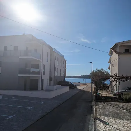 Apartment Ground Floor 50m From Back Entrance *