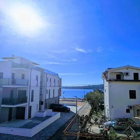 Ground Floor 50m From Back Entrance Apartment *