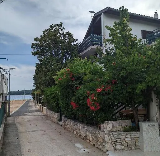 Ground Floor 50m From Back Entrance Apartment