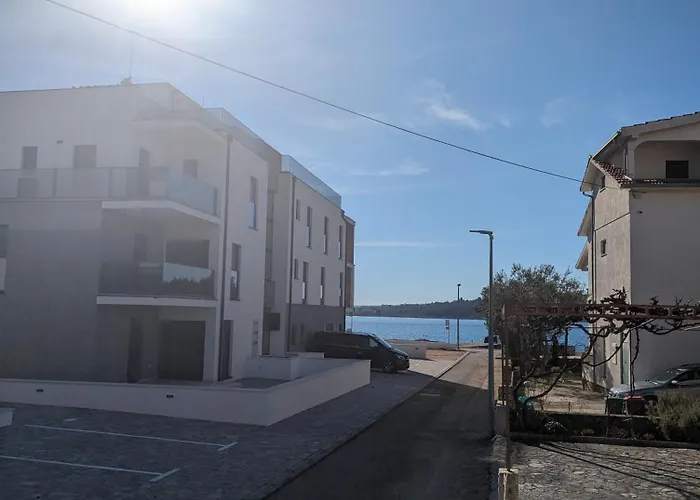 Apartment Ground Floor 50m From Back Entrance *